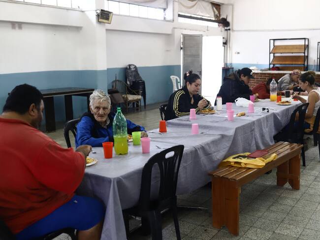 Comedor social entrega alimentos en un barrio de Argentina