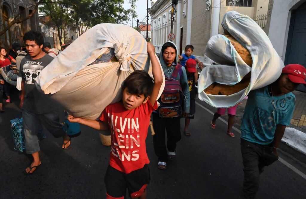 Personas se trasladan por Asunción en Paraguay
