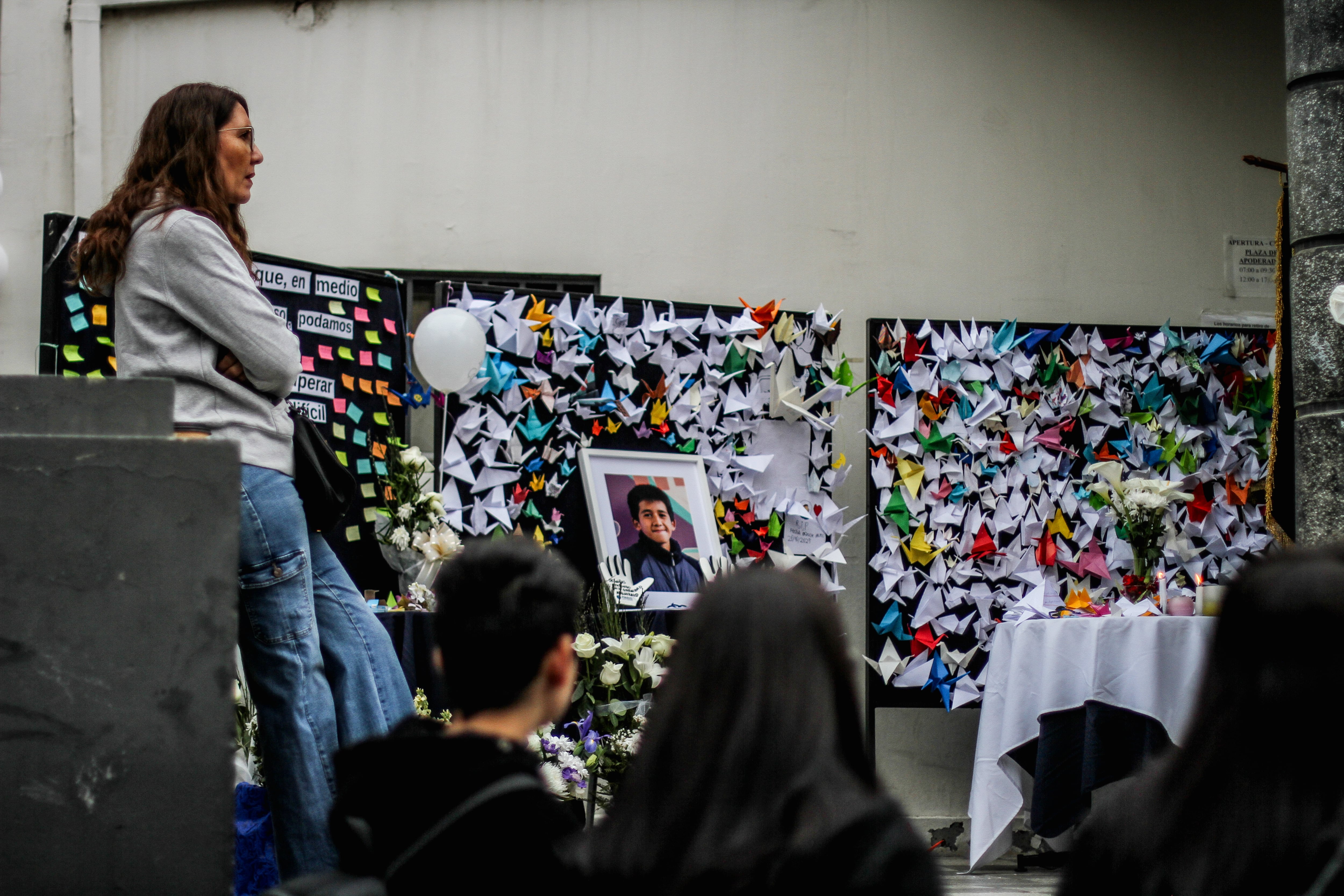 Agencia UNO | Apoderados, alumnos y profesores de la escuela Rafael Sanhueza Lizardi, esperan el paso del cortejo fúnebre de Esteban Hermosilla, en las afueras del establecimiento educacional.