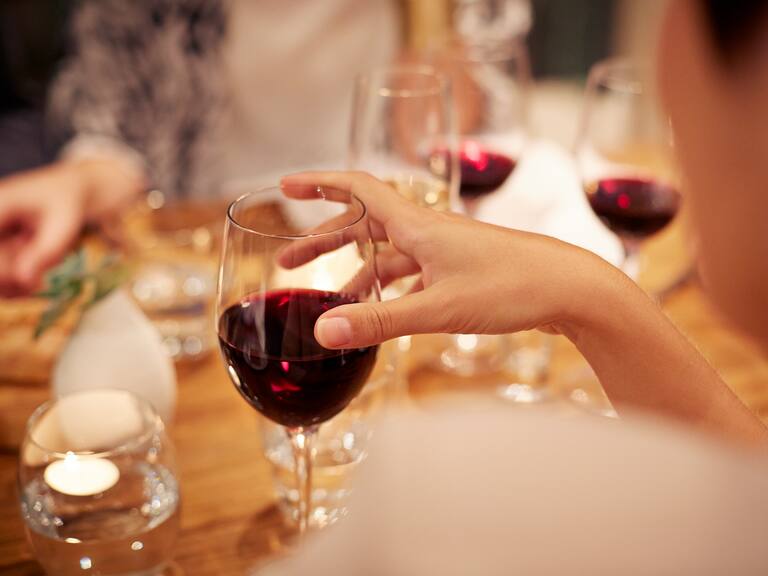 Estudio revela si es verdad que el alcohol influye en nuestra percepción del atractivo