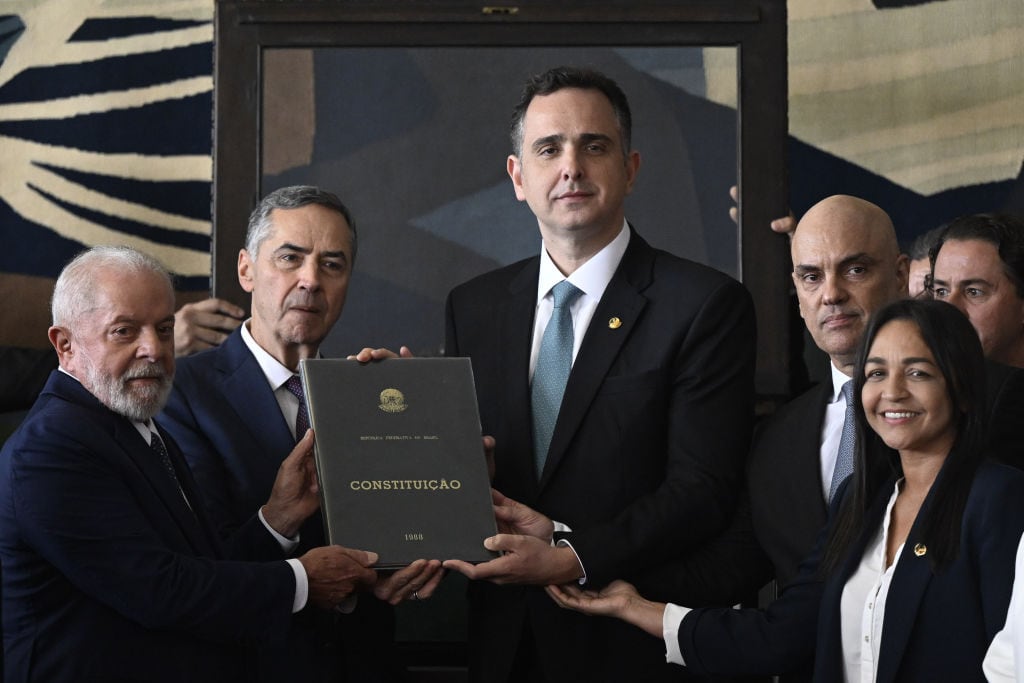 Los máximos representantes de los tres poderes del Estado de Brasil se reunieron para conmemorar la democracia a un año del intento golpista en Brasilia.