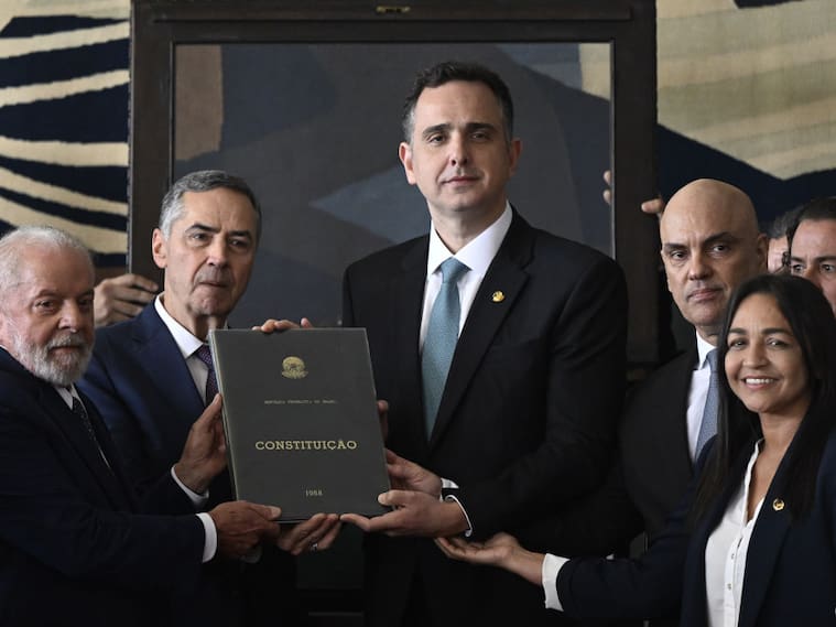 Los máximos representantes de los tres poderes del Estado de Brasil se reunieron para conmemorar la democracia a un año del intento golpista en Brasilia.