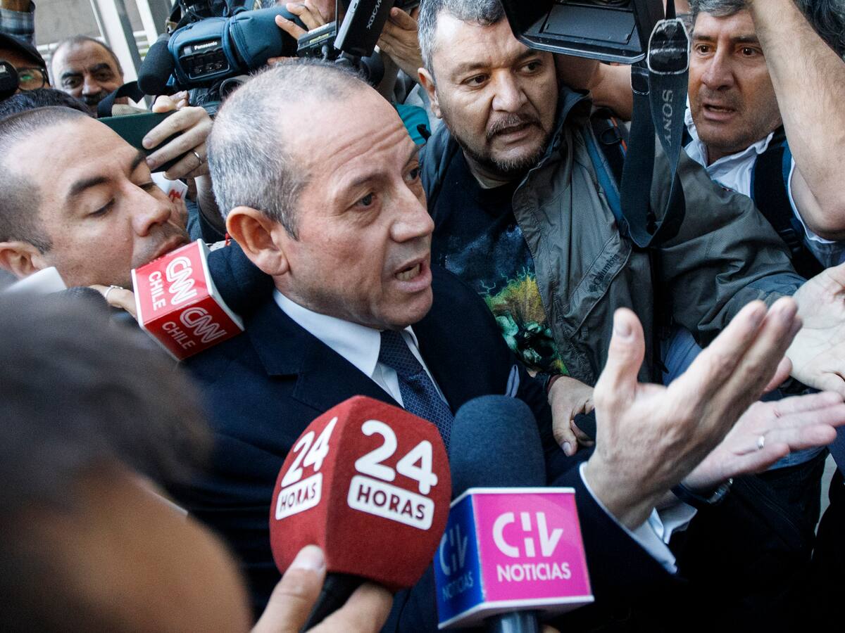 Desde manotazos a empujones con su escolta: así fue la caótica llegada del exdirector de la PDI al Centro de Justicia para su formalización