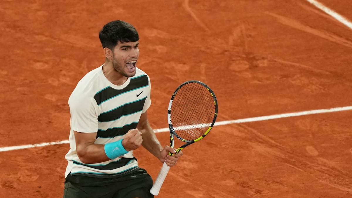 En una de las mejores finales de todos los tiempos, Alcaraz salva tres match point ante Sinner y se consagra en Roland Garros