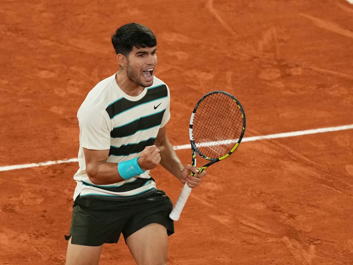 En una de las mejores finales de todos los tiempos, Alcaraz salva tres match point ante Sinner y se consagra en Roland Garros