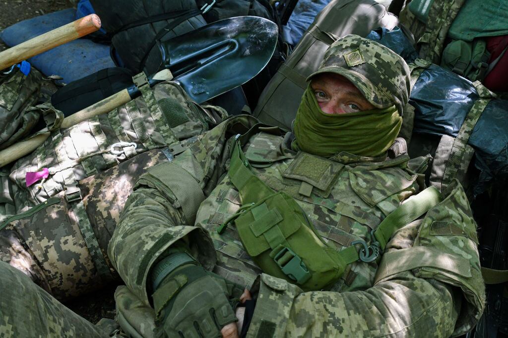 Militar de Ucrania descansa tras una batalla contra fuerzas de Rusia