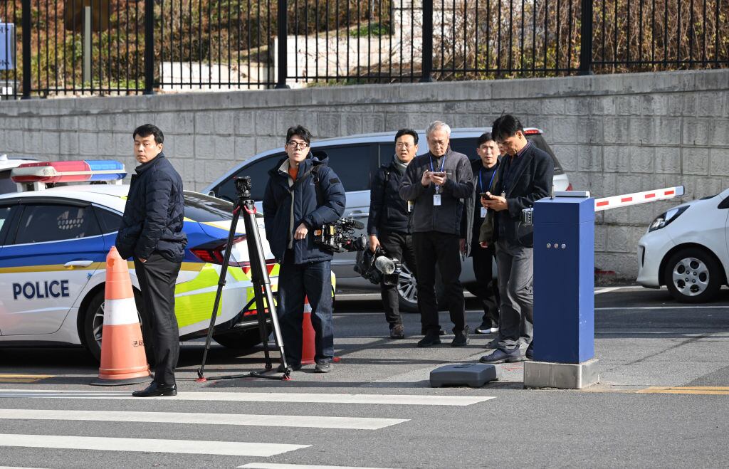 Medios llegan al operativo de allanamiento de la policía en las oficinas del presidente de Corea del Sur en la ciudad de Seúl