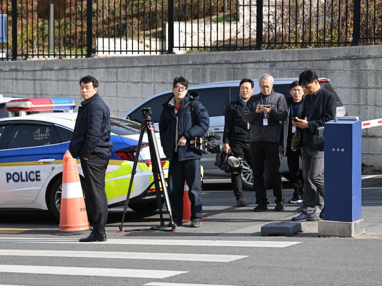 Medios llegan al operativo de allanamiento de la policía en las oficinas del presidente de Corea del Sur en la ciudad de Seúl