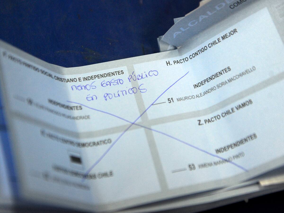 “Ladrones...”: Las frases que algunos electores marcaron en sus votos durante las Elecciones 2024 en Chile