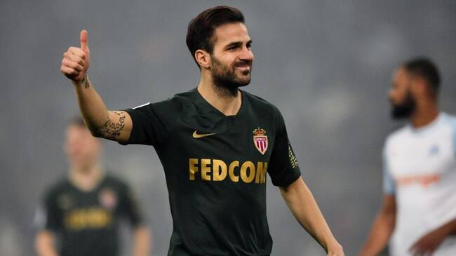 Monaco's Spanish midfielder Cesc Fabregas gives a thumbs up during the French L1 football match between Olympique de Marseille and AS Monaco on January 13, 2019, at the Velodrome stadium in Marseille, southern France. (Photo by Christophe SIMON / AFP) (Photo credit should read CHRISTOPHE SIMON/AFP via Getty Images)