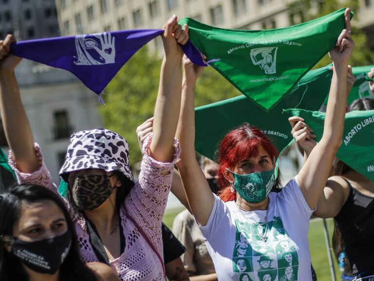 Estudio Cadem distinguió cinco perfiles de mujeres chilenas: el 52% se declara feminista