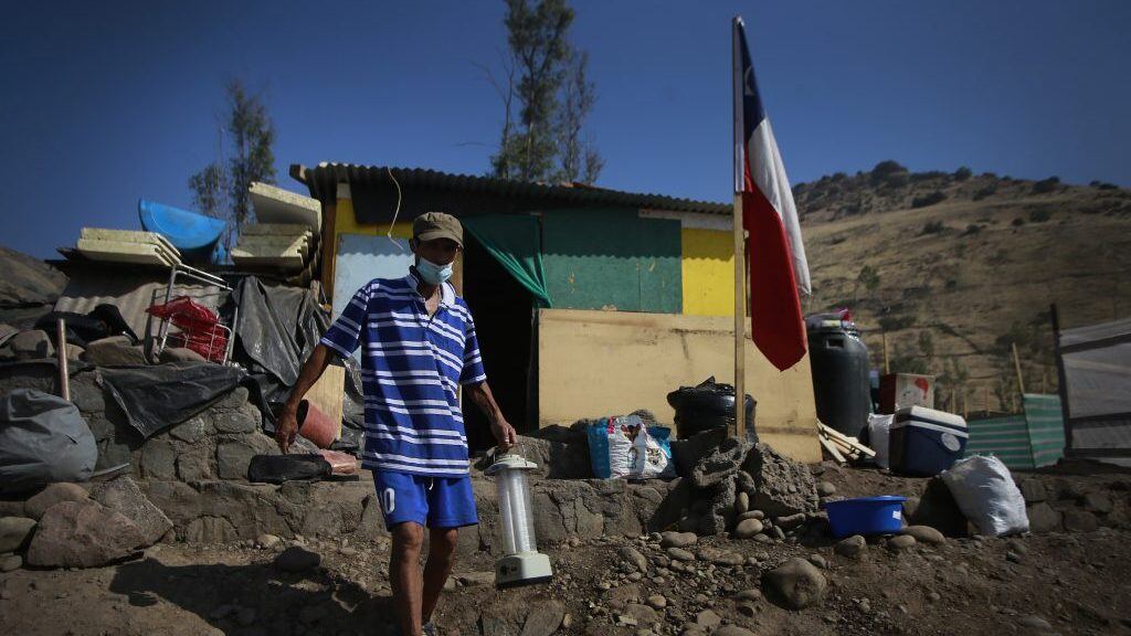 10 de marzo del 2021/SantiagoFamilias chilenas y migrantes son desalojadas de la toma del cerro Renca durante esta mañana.
FOTO: KARIN POZO/AGENCIAUNO