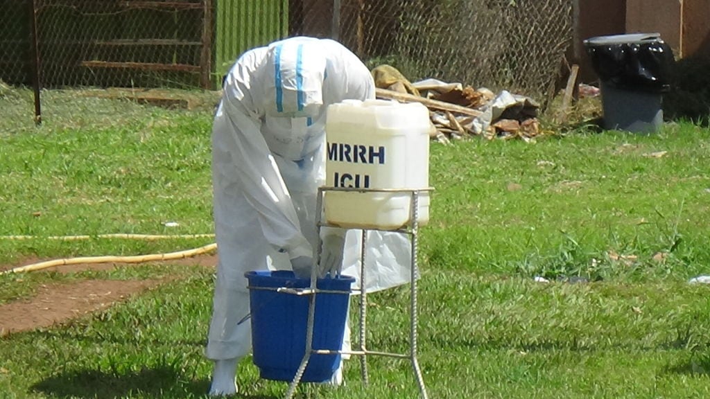 Personal sanitario atiende emergencia de ébola en Mubende de Uganda