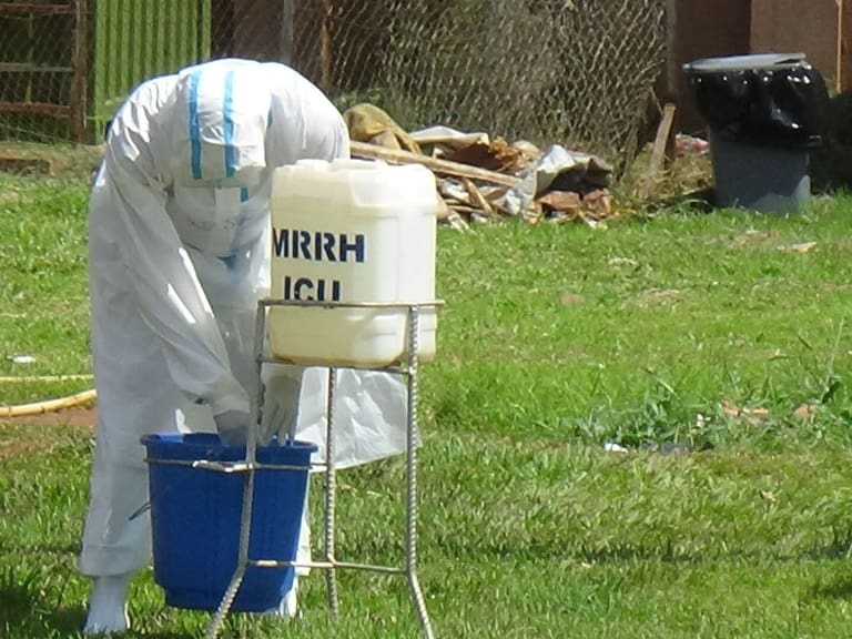 Personal sanitario atiende emergencia de ébola en Mubende de Uganda