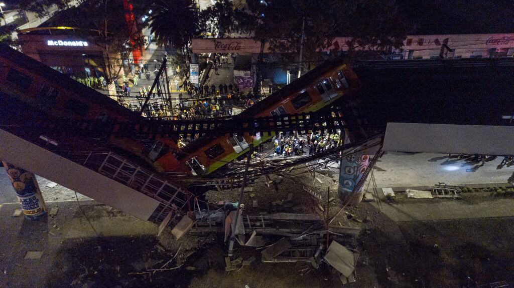 Vista aérea del accidente de una vía aérea del metro del Distrito Federal