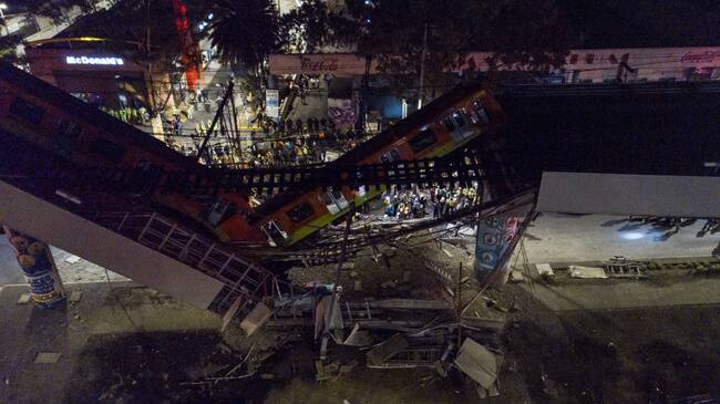 Vista aérea del accidente de una vía aérea del metro del Distrito Federal