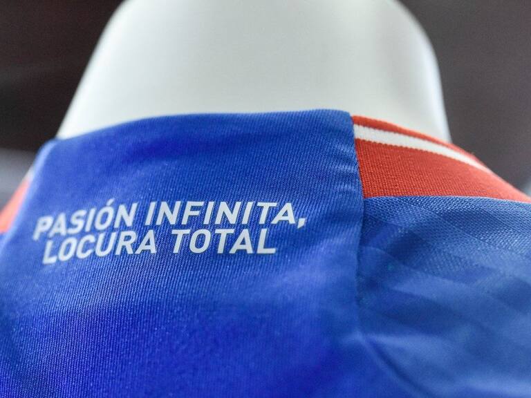 ¿Vuelve el rojo? Filtran la que sería la camiseta alternativa de la U para el 2023