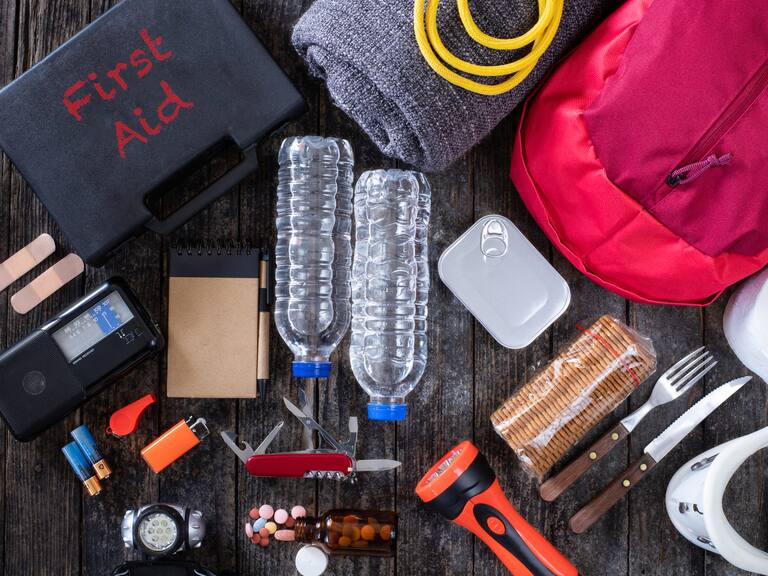 Corte de luz por lluvia: ¿Qué elementos debe tener un kit de emergencia ante un apagón en Chile?