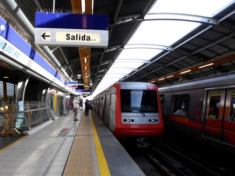 Metro de Santiago anuncia cambio de horario por concierto de Emilia: cuándo y hasta qué hora se extenderá su funcionamiento