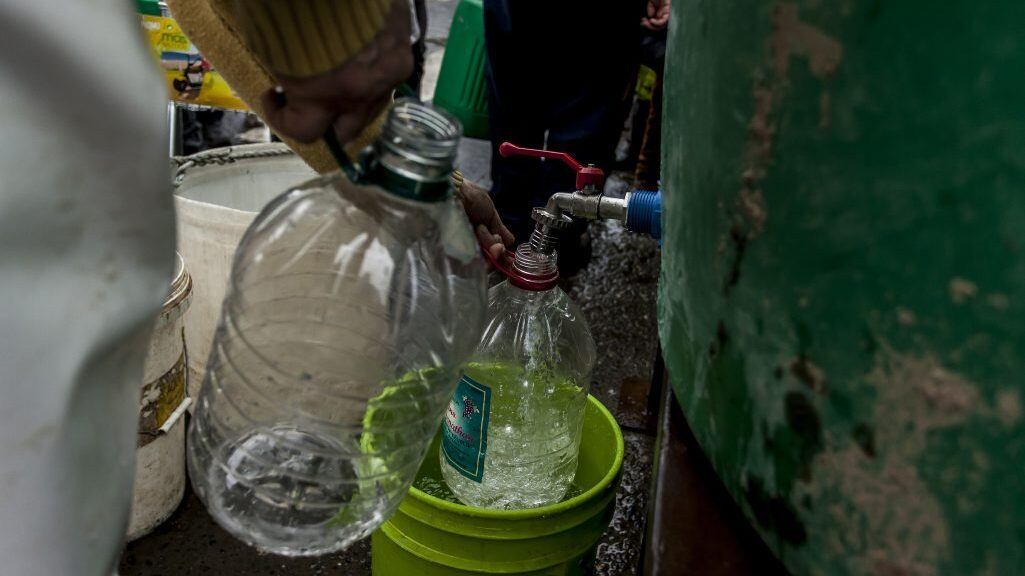 12 de Julio de 2019/OSORNOPersonas llegan a un punto donde se esta entregando agua en Osorno debido al corte de suministro que afecta desde ayer a la ciudad debido a la contaminación por vertimiento de combustible en Essal
FOTO:FERNANDO LAVOZ/AGENCIAUNO
