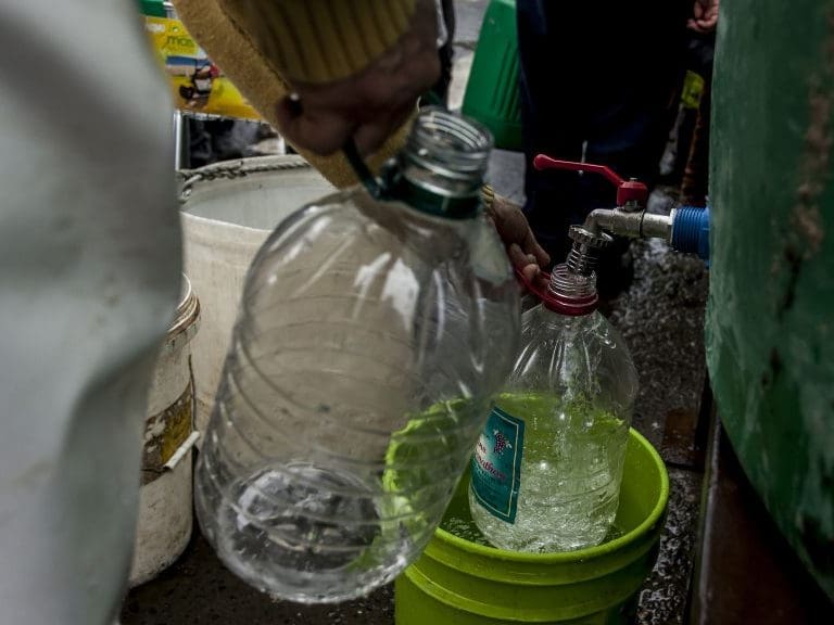 12 de Julio de 2019/OSORNOPersonas llegan a un punto donde se esta entregando agua en Osorno debido al corte de suministro que afecta desde ayer a la ciudad debido a la contaminación por vertimiento de combustible en Essal
FOTO:FERNANDO LAVOZ/AGENCIAUNO