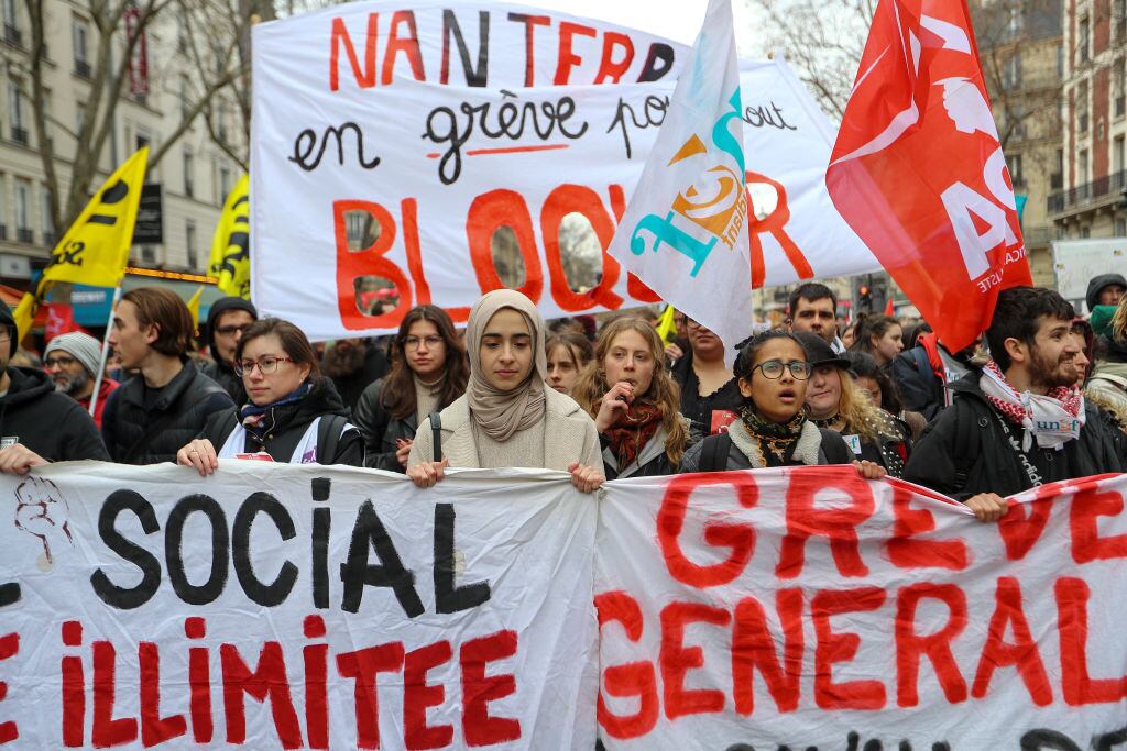 Manifestantes marchan contra la reforma de Macron en París de Francia