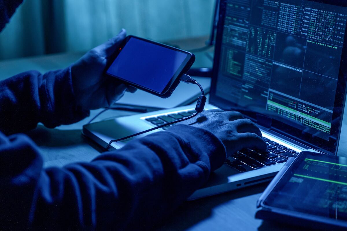Imagen referencial de sujeto que realiza el hackeo