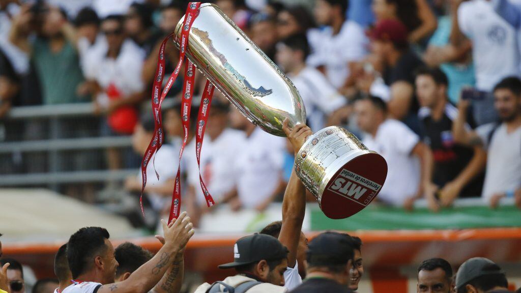 22 DE ENERO DE 2020/TEMUCOJugadores de Colo Colo levantan la copa de campeon, tras el partido final de la Copa Chile MTS 2019, entre Universidad de Chile y Colo Colo, disputado en el Estadio German Becker de Temuco.
FOTO: LEONARDO RUBILAR CHANDIA/AGENCIAUNO
