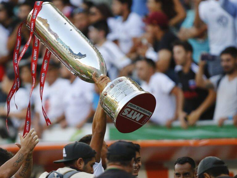 22 DE ENERO DE 2020/TEMUCOJugadores de Colo Colo levantan la copa de campeon, tras el partido final de la Copa Chile MTS 2019, entre Universidad de Chile y Colo Colo, disputado en el Estadio German Becker de Temuco.
FOTO: LEONARDO RUBILAR CHANDIA/AGENCIAUNO