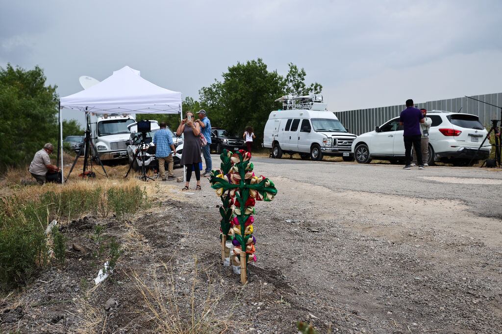 Lápidas en homenaje a los migrantes que murieron dentro de camión en Texas