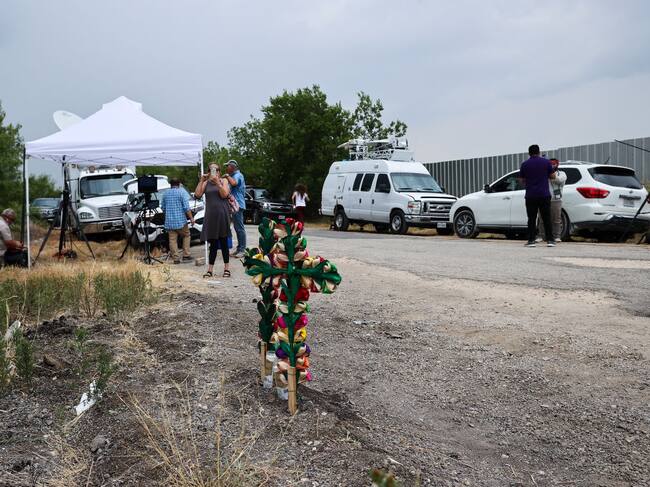 Lápidas en homenaje a los migrantes que murieron dentro de camión en Texas