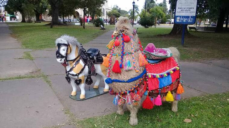 Muñecos en fiesta vecinal