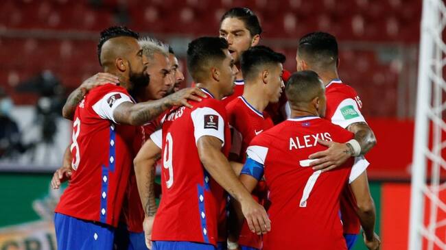 13 de Octubre del 2020/SANTIAGOArturo Vidal(c) celebra su primer gol y el 1 a 1 de Chile ,durante el partido valido por la Fase de Grupos 2/18 por la clasificación de Conmebol para la Copa Mundial de Fútbol Qatar 2022, entre Chile vs Colombia, disputado en el Estadio Nacional.
FOTO:FRANCISCO LONGA/AGENCIAUNO
