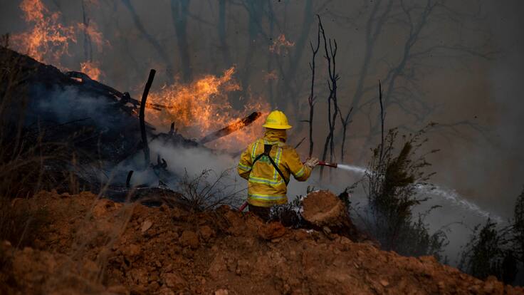 Incendios forestales en O’Higgins: declaran Alerta Roja en Las Cabras ante riesgo de propagación a viviendas
