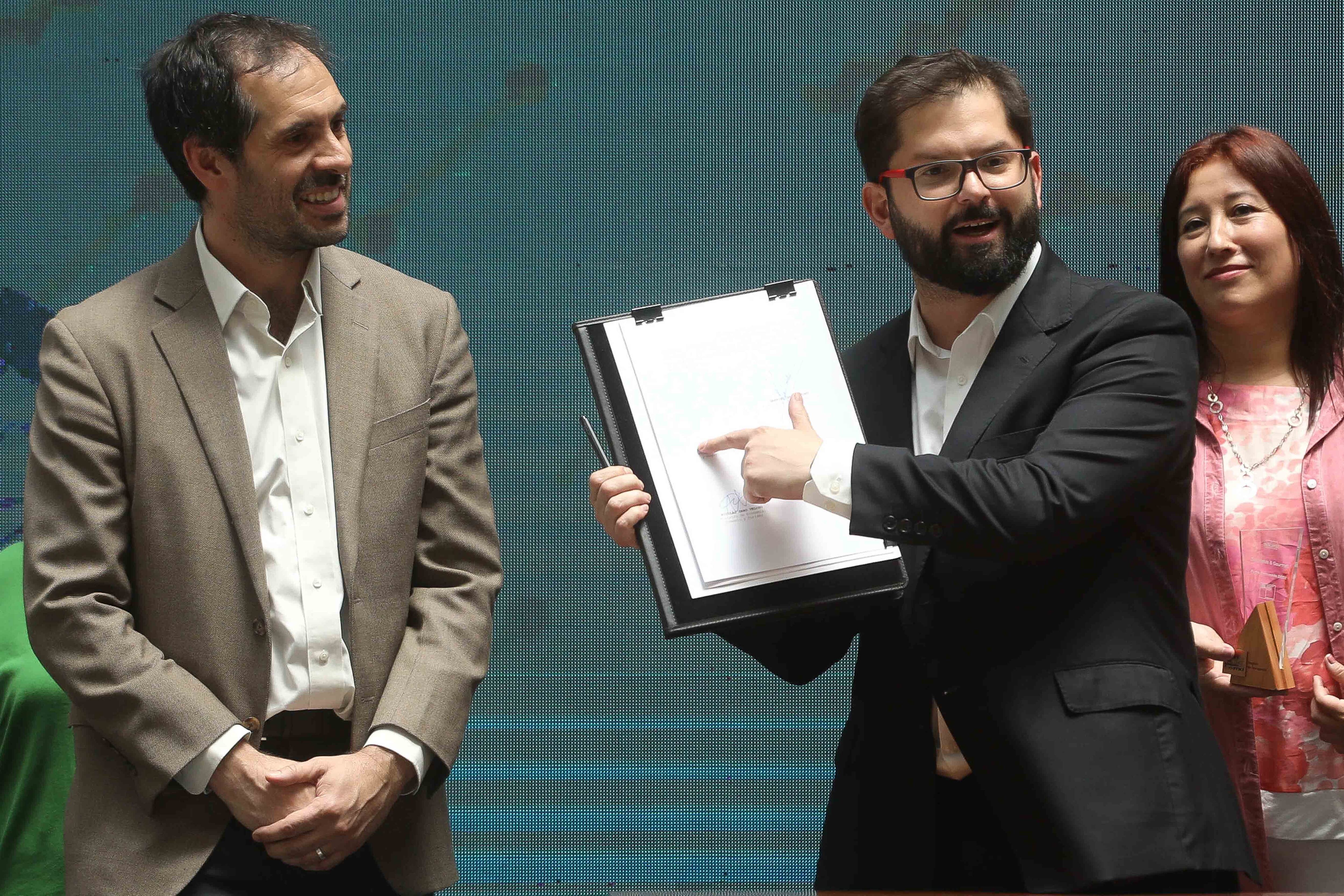 28 de Noviembre de 2022/SANTIAGO
El Presidente de la República, Gabriel Boric, Junto al Ministro de Economía, Nicolás Grau, inaugura la Semana de la Pyme 2022 en el centro cultural La Moneda, promulga la nueva ley de alivio a la deuda tributaria MiPymes y Fogape Chile Apoyo.
FOTO: SEBASTIAN BELTRAN GAETE/AGENCIAUNO