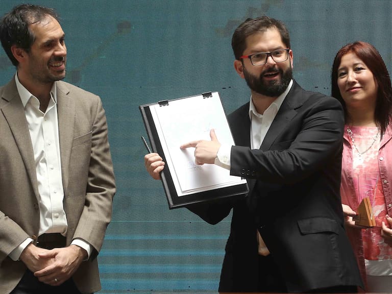 28 de Noviembre de 2022/SANTIAGO
El Presidente de la República, Gabriel Boric, Junto al Ministro de Economía, Nicolás Grau, inaugura la Semana de la Pyme 2022 en el centro cultural La Moneda, promulga la nueva ley de alivio a la deuda tributaria MiPymes y Fogape Chile Apoyo.
FOTO: SEBASTIAN BELTRAN GAETE/AGENCIAUNO