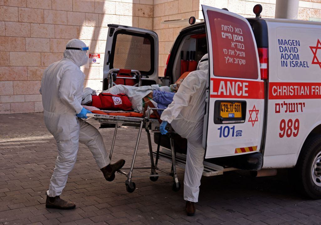 Paramédicos llevan a paciente con covid-19 a un hospital en Jerusalén