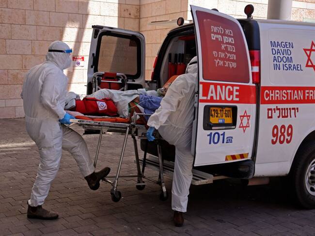 Paramédicos llevan a paciente con covid-19 a un hospital en Jerusalén