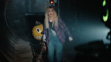 Millie Bobby Brown y Chris Pratt nos llevan a una distópica década de los 90s con robots humanizados en la nueva película de Netflix