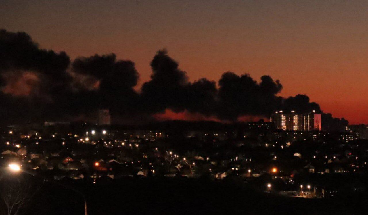 El humo se levanta sobre la ciudad de Kursk en Rusia tras ataque con un dron