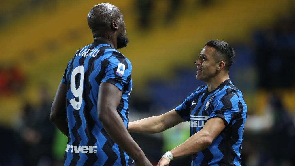 PARMA, ITALY - MARCH 04: Alexis Sanchez of Internazionale celebrates with team mate Romelu Lukaku after scoring to give the side a 2-0 lead during the Serie A match between Parma Calcio  and FC Internazionale at Stadio Ennio Tardini on March 04, 2021 in Parma, Italy. (Photo by Jonathan Moscrop/Getty Images)