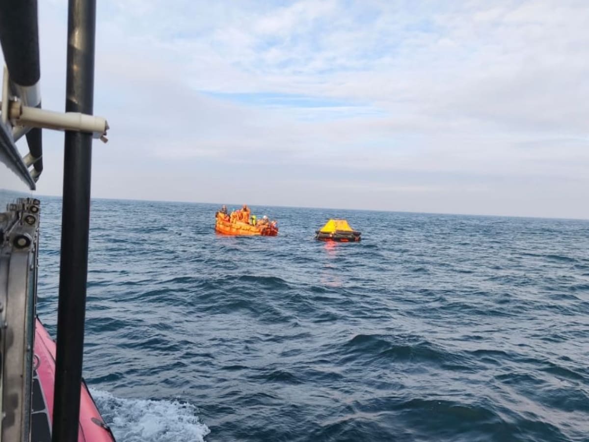 Realizaba labores de pesca: lancha con 9 tripulantes se hunde en la desembocadura del río Biobío