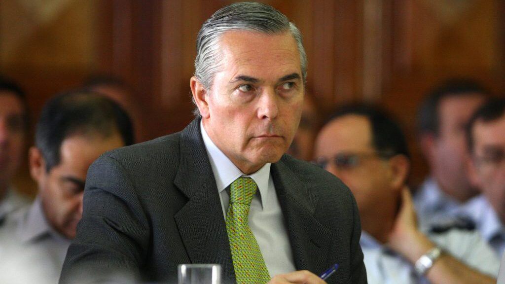 Santiago, Chile. Seminario sobre "La Participación de las Fuezas Armadas en el Sistema Nacional de Emergencia y Protección Civil" que se realizó en el Club Militar con autoridades del Ministerio de Defensa e Interior como delegados de las FFAA de regiones. En la fotografía el Subsecretario del Defensa Oscar Izurieta