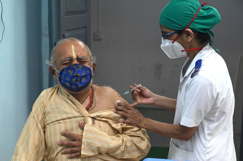 Un hombre recibe la vacuna contra el Covid-19 en la India