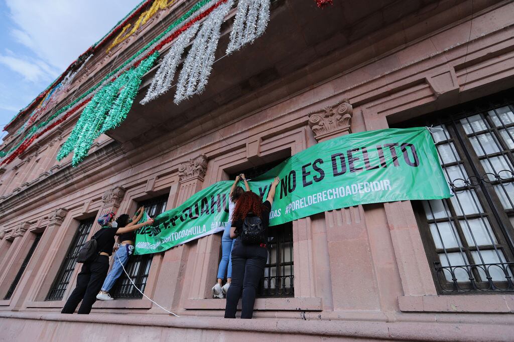 Mujeres festejan la resolución que despenalizó el aborto en México