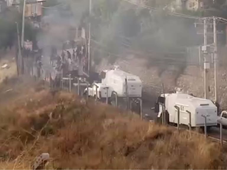 Disturbios y enfrentamientos en toma de Cerro 18 por desalojo de familias