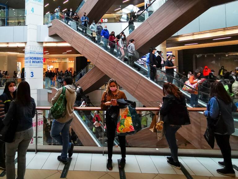 «Me mostró una pistola»: acusan múltiples robos con armas de fuego en tiendas de ropa del mall Costanera Center