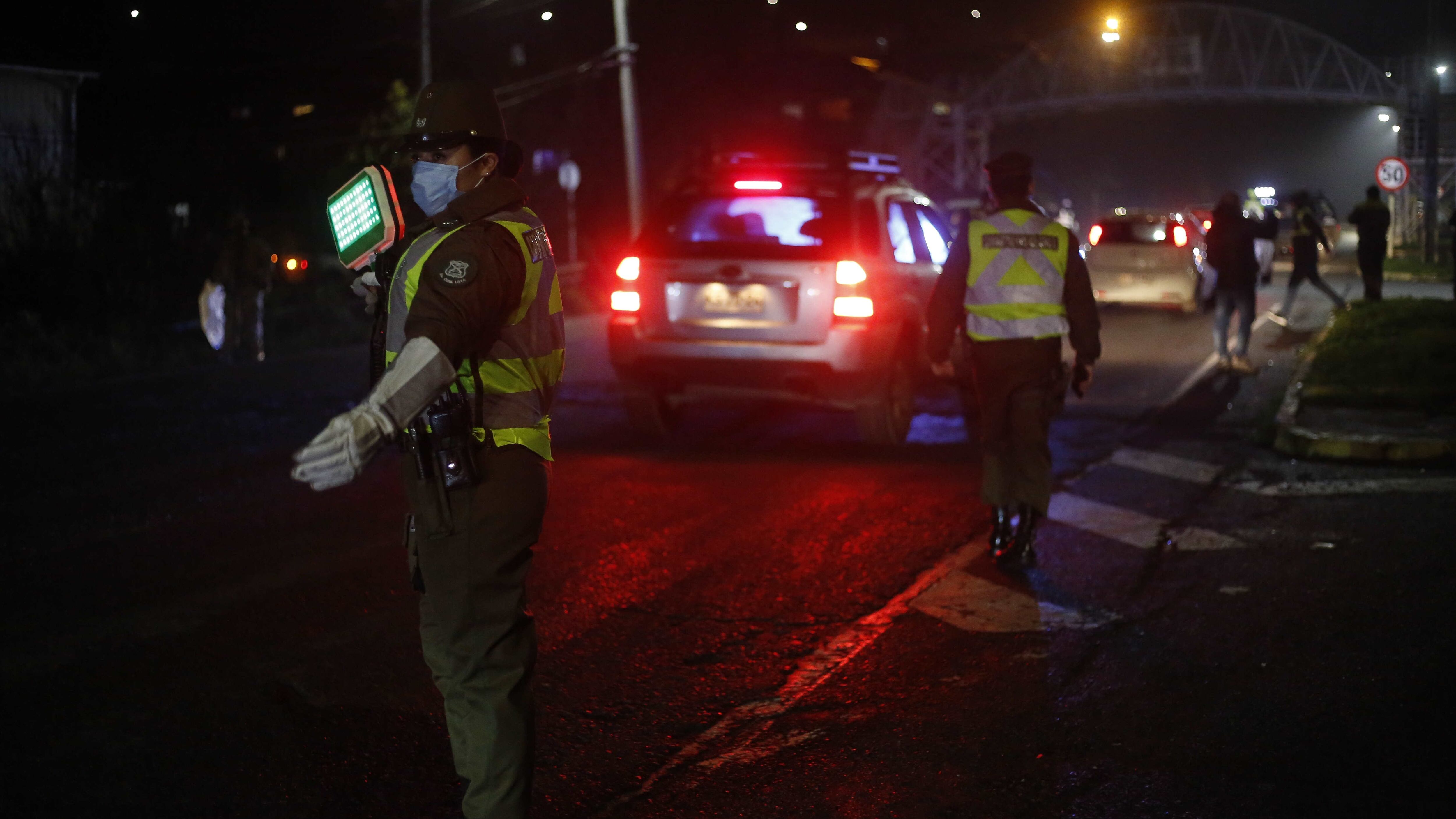 03 de Julio de 2020 / LOTA
Personal de Carabineros en el control sanitario al ingreso norte de Lota durante el inicio del cordn sanitario en la ciudades de Lota y Coronel, durante el estado de catstrofe decretado por la pandemia de Covid-19 que afecta al pais

FOTO:SEBASTIAN BROGCA/AGENCIAUNO