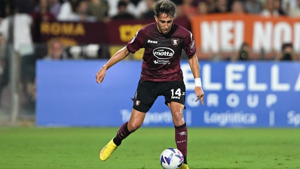 Diego Valencia jugó los últimos 18 minutos para la goleada 4-0 en que su equipo, Salernitana, logró su primera victoria de la temporada.