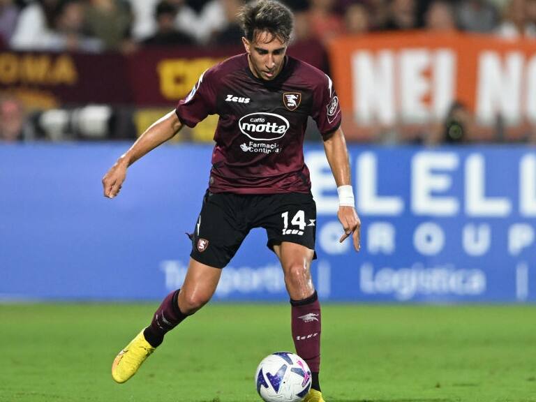 Diego Valencia jugó los últimos 18 minutos para la goleada 4-0 en que su equipo, Salernitana, logró su primera victoria de la temporada.